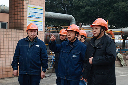 1770598543881119.jpg 傅利才深入大修现场.jpg