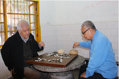 图为老同志们正在进行围棋比赛.png