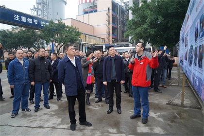 泸州市何市长一行到火博体育观摩安全清单管理 (1).JPG