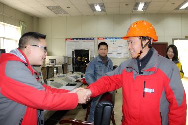 公司党委书记廖廷君一行年三十深入一线慰问