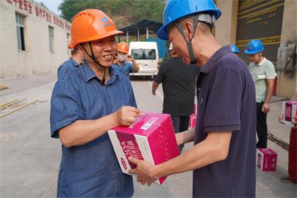 火博体育股份公司领导高温时节慰问九禾纳溪基地大修一线员工