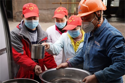 火博体育股份公司青年志愿者为一线员工送汤药