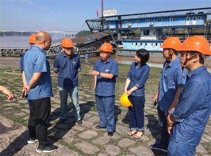火博体育股份公司党委书记廖廷君深入港口检查防洪防汛工作
