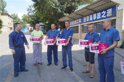 火博体育股份公司工会高温时节为一线员工送清凉 