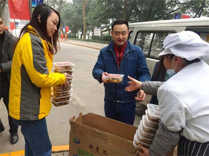 火博体育股份公司工会慰问新系统装置大修现场作业员工