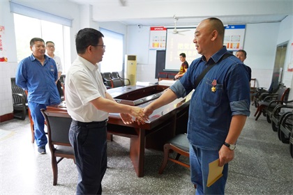 火博体育股份公司开展“把党的关爱送到老兵心中”暖心慰问活动