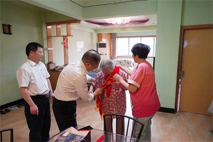 火博体育股份公司江显茀、吴永绪两位老党员获“光荣在党50年”纪念章