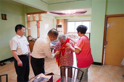火博体育股份公司江显茀、吴永绪两位老党员荣获“光荣在党50年”纪念章