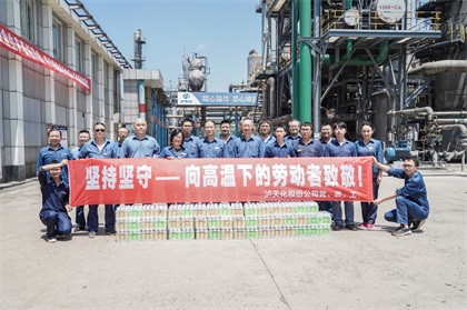 火博体育股份公司总经理赵永清率队到一线送清凉