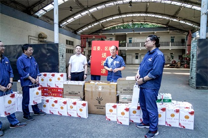 纳溪区委副书记、区长袁维荣带队来火博体育股份公司开展“送清凉”慰问活动