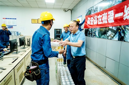 集团公司党委书记潘建华为火博体育股份公司一线干部员工送清凉