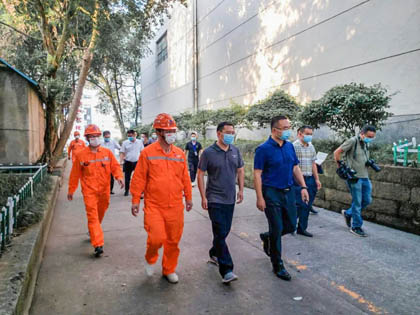 纳溪区委副书记、区长袁维荣到火博体育精正技术检测公司检查核与辐射安全工作