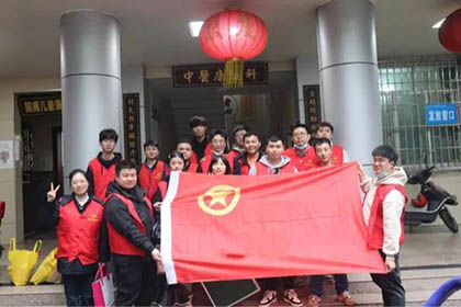 火博体育股份公司团委组织志愿者到纳溪区人民医院开展志愿者主题活动