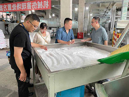 纳溪区卫生健康局对弘润塑料制品分公司开展职业病防治执法检查
