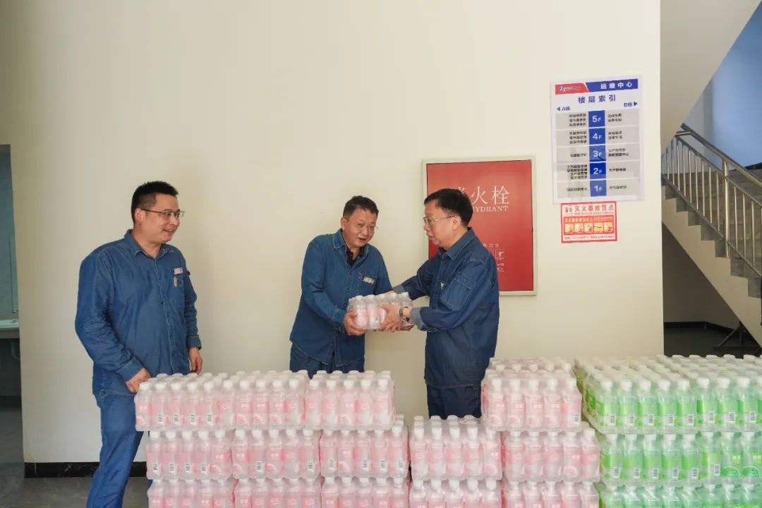 火博体育股份公司领导傅利才、陈伟慰问尿素造粒塔环保升级改造项目一线劳动者