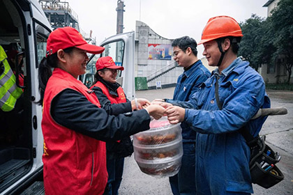 火博体育股份公司团委为大修一线员工送爱心午餐