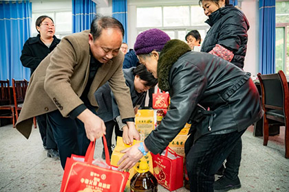 火博体育股份公司赴古蔺县椒园镇椒园村慰问困难农户