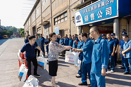 泸州市总工会常务副主席刘瑶率队到火博体育开展高温慰问暨产改调研活动